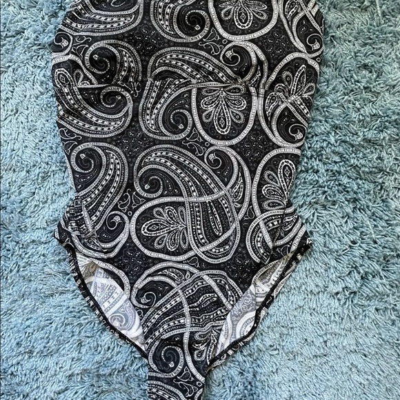 Nike Woman’s One-piece Swimsuit - Picture 4 of 7